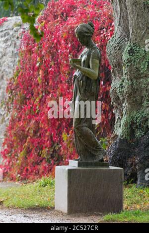 Une statue dans le domaine du château de Sherbourne, une demeure Tudor et ancienne maison de Sir Walter Raleigh, qui fait maintenant partie du domaine Digby à Dorset Banque D'Images