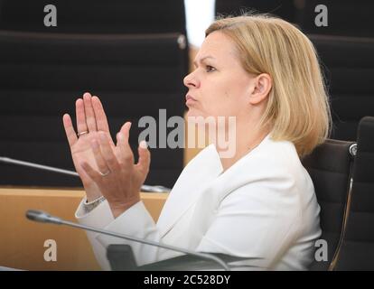 Wiesbaden, Allemagne. 30 juin 2020. Nancy Faeser (SPD), chef du groupe parlementaire, prendra part à la session plénière du Parlement de l'État de Hesse. Crédit : Arne Dedert/dpa/Alay Live News Banque D'Images