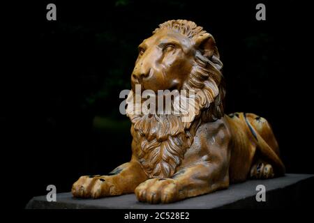 25 juin 2020, Saxe-Anhalt, Ballenstedt : une sculpture sur lion en fonte vieille de 200 ans, de Gottfried Schadow, est située sur le bord d'un sentier de randonnée qui traverse le jardin du château de Ballenstedt. Le jardin du château est l'un des plus importants jardins de Saxe-Anhalt et couvre 29 hectares. Le parc remonte au prince Friedrich Albrecht d'Anhalt-Bernburg, qui fit de Ballenstedt sa résidence en 1765. Le château et le parc du château de Ballenstedt font partie du réseau « Garden Dreams - Historical Parks in Saxe-Anhalt » qui voulait célébrer son 20e anniversaire cette année. Il comprend 43 de t Banque D'Images