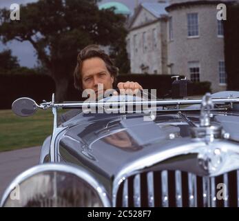 Charles Gordon- Lennox 11th Duke of Richmond à la conduite de sa voiture de sport six AC 16-80 1934 à Goodwood House UK 2002 Banque D'Images