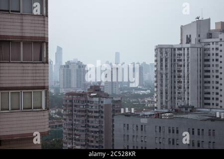 Journée d'hiver sombre dans le district de Xuhui, l'ancienne concession française, à Shanghai. Une IQA élevé et une pollution de l'air visible créent du smog. Banque D'Images