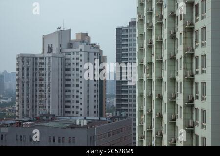 Journée d'hiver sombre dans le district de Xuhui, l'ancienne concession française, à Shanghai. Une IQA élevé et une pollution de l'air visible créent du smog. Banque D'Images