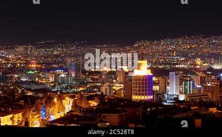 Mars 2020 - Ankara, Turquie: Paysage urbain panoramique d'Ankara, Turquie de nuit. Vue depuis le quartier de Cankaya. Banque D'Images