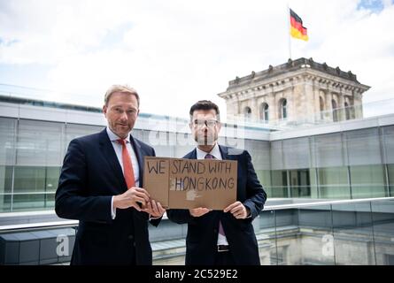 30 juin 2020, Berlin : Christian Lindner (l), président du groupe parlementaire FDP au Bundestag allemand, et Marco Buschmann, premier secrétaire parlementaire du groupe parlementaire FDP au Bundestag allemand, portant un panneau indiquant "nous nous tenons à Hong Kong" avant la réunion du groupe parlementaire FDP au Bundestag allemand. Photo: Bernd von Jutrczenka/dpa Banque D'Images