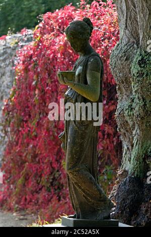 Une statue dans le domaine du château de Sherbourne, une demeure Tudor et ancienne maison de Sir Walter Raleigh, qui fait maintenant partie du domaine Digby à Dorset Banque D'Images