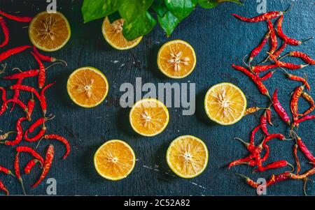 Fruits de saison doux citron avec piments rouges, décoré sur une table. Banque D'Images