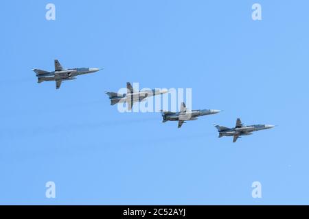 MOSCOU, RUSSIE - 2020 JUIN : bombardier tactique russe de première ligne avec une aile à balayage variable su-24 (Fencer) lors du défilé en l'honneur du 75e anniversaire Banque D'Images