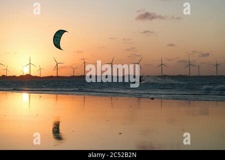 Kite surfeur dans la silhouette du Brésil pendant le coucher du soleil Banque D'Images