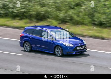 2012 Blue Ford Focus St-3 Turbo conduite sur l'autoroute M6 près de Preston à Lancashire, Royaume-Uni Banque D'Images