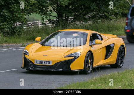2016 jaune McLaren 675LT Spider conduite sur l'autoroute M6 près de Preston à Lancashire, Royaume-Uni Banque D'Images
