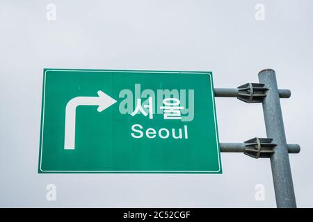 Séoul/Corée du Sud - avril 06 2018 : le panneau vert de la route indique « Soul » en coréen. Banque D'Images