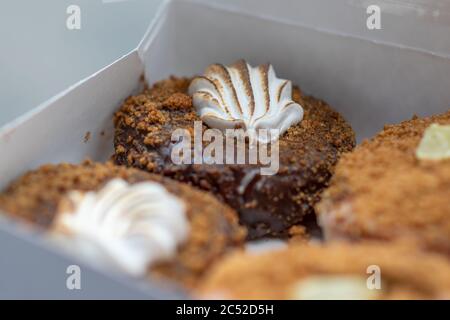 Gros plan sur le donut de chocolat gastronomique s'mores d'une boulangerie locale. Banque D'Images