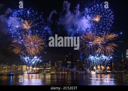 Première nuit de l'exposition de feux d'artifice de Macy sur l'Empire State Building pour la semaine du 4 juillet à Queens, New York City, États-Unis le 29 juin 20 Banque D'Images