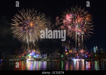 Première nuit de l'exposition de feux d'artifice de Macy sur l'Empire State Building pour la semaine du 4 juillet à Queens, New York City, États-Unis le 29 juin 20 Banque D'Images