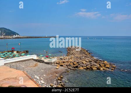 Aperçu marin de Porto Maurizio avec sa plage Imperia Italie Banque D'Images