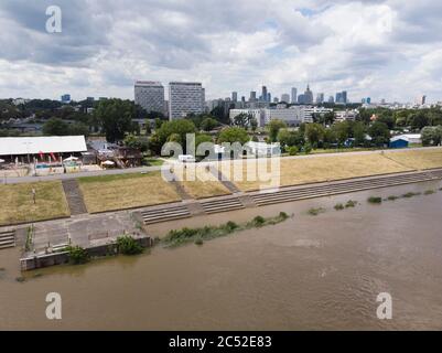 On voit de l'eau élevée sur les rives de la Vistule le 30 juin 2020 à Varsovie, en Pologne. Pluies torrentielles et rafales de vent pouvant atteindre 100 kilomètres par heure Banque D'Images
