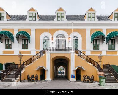 WILLEMSTAD, CURAÇAO - 22 NOVEMBRE 2008 : le fort historique d'Amsterdam et le siège actuel du gouverneur au centre de Willemstad, Curaçao Banque D'Images