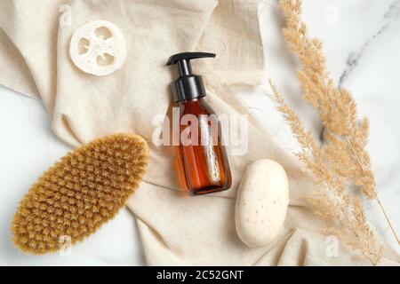 Bouteille en verre ambré et cosmétiques écologiques sur fond de marbre. Flat lay, vue de dessus. Banque D'Images