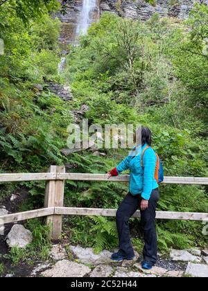 Cascade Devil's Chimney ou Sruth dans Aghanidh an Aird, la plus haute cascade d'Irlande, Co. Sligo Banque D'Images