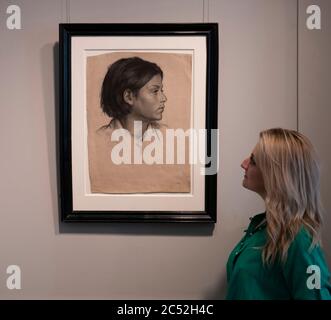 AgNew’s Gallery, St James’s place, Londres, Royaume-Uni. 30 juin 2020. London Art week Digital Preview (LAW Digital), avec des visualisations en ligne du 3-10 juillet. Une collection unique de salles d'observation virtuelles attrayantes de la London Art week sera organisée en fonction de la catégorie d'œuvres d'art et de présentation de tous les participants côte à côte. Image: Evelyn de Morgan (1855-1919) (artiste pré-Raphaelite). Portrait d'une jeune femme. Charbon de bois sur papier. Crédit: Malcolm Park/Alay Live News. Banque D'Images