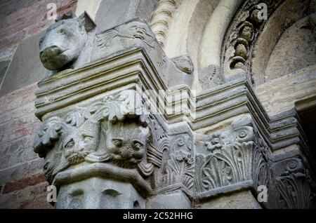 Abbazia di Vezzolano, exemple d'architecture romane dans le Piémont (Italie) : détail des sculptures de la façade Banque D'Images