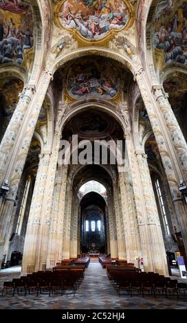 Cathédrale d'Asti, Italie. Vue sur la nef principale depuis l'entrée principale Banque D'Images