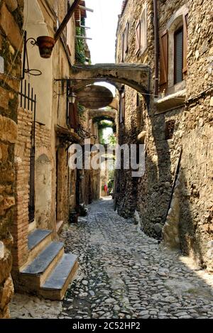 Ruelles historiques de Bussana Vecchia (Ligurie, Italie), village d'artistes abandonné et rénové Banque D'Images