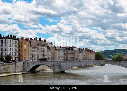 Lyon, pont et bâtiments sur la rivière Saône Banque D'Images