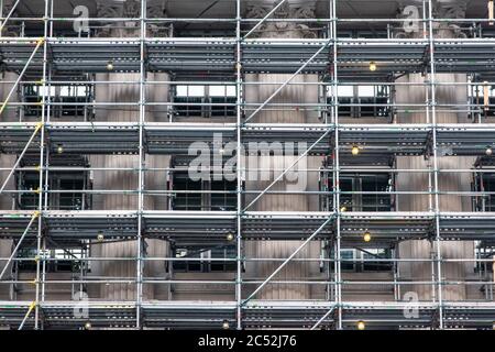 Bâtiment gouvernemental en cours de rénovation avec échafaudage. Banque D'Images