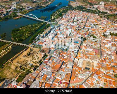 Vue panoramique aérienne de la ville espagnole de Merida avec l'ancien pont romain et le pont moderne de Lusitania sur la rivière Guadiana Banque D'Images