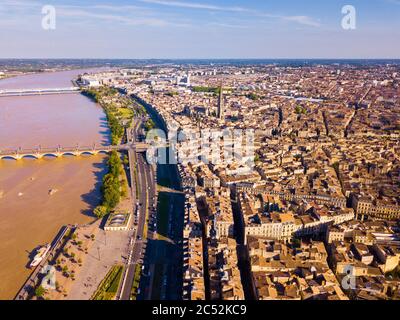 Vue de drone de paysage urbain moderne de la ville portuaire française de Bordeaux sur la Garonne en été Banque D'Images