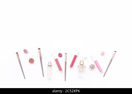 Modèle tendance avec présentation rose des cosmétiques sur fond blanc. Style de pose à plat. Copier l'espace. Une maquette pour votre conception. Banque D'Images