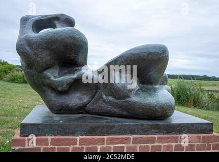 Henry Moore Sculpture 1968 'inclinable Figure : bunched' à Snape Maltings, Suffolk, Angleterre, Royaume-Uni Banque D'Images