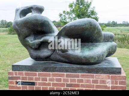 Henry Moore Sculpture 1968 'inclinable Figure : bunched' à Snape Maltings, Suffolk, Angleterre, Royaume-Uni Banque D'Images