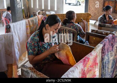 Denpasar, Bali / Indonésie - août 03 2018 : les travailleurs indonésiens du textile teinent des tissus dans une usine. Banque D'Images