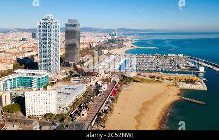 Vue aérienne de la ville de Barcelone avec des gratte-ciel sur la côte Méditerranéenne Banque D'Images