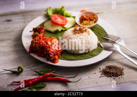 Bakar traditionnel Ayam servi avec du riz et de la sauce Chili, Indonésie Banque D'Images