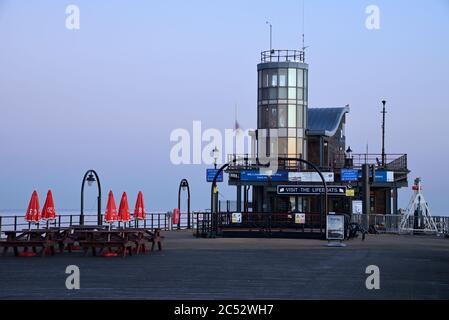 La station de Lifeboat à l'extrémité de Southend Pier, la plus longue jetée de plaisance du monde. Banque D'Images