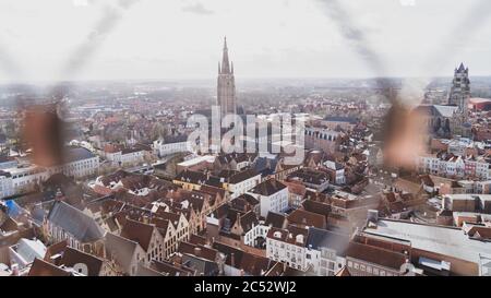 Bruges, Belgique 03/01/2020. Vue aérienne de la cathédrale Saint-Salvator, vieille ville de Bruges, Belgique. Photo prise par le réseau de clôture, foyer sélectif, na Banque D'Images