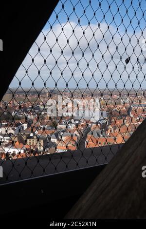 Vue panoramique sur la vieille ville de Bruges, Belgique. Photo prise à travers le filet de clôture, mise au point sélective, faible profondeur de champ Banque D'Images