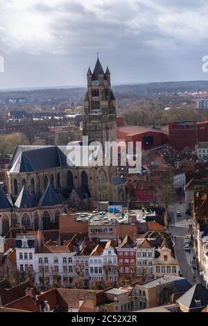 Bruges, Belgique 03/01/2020. Vue panoramique sur la vieille ville de Bruges, Belgique. Toits rouges, arbres et rues calmes en contrebas. Photo prise par le filet de clôture. Banque D'Images