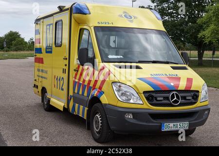 Véhicule d'ambulance jaune avec numéro de téléphone d'urgence allemand 112 Banque D'Images