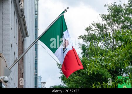 Washington, D.C., USA - juin 21 2020: Les drapeaux mexicains se mettent sur le poteau de drapeau à l'extérieur de l'ambassade du Mexique aux États-Unis d'Amérique. Banque D'Images