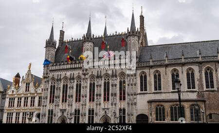 Place Burg pendant une journée nuageux, bâtiment ancien avec drapeaux et ornements dorés sur le toit. Banque D'Images