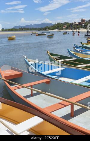 Canoë-kayak coloré garé sur le bord du lac Banque D'Images