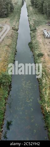 Destruction de la nature par un fossé de drainage droit de mauvaise qualité écologique Banque D'Images