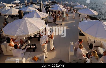 Palma, Espagne. 23 juin 2020. Les clients sont au coucher du soleil dans le bar Purobeach à Cala Estancia sur la plage Playa de Palma. Credit: Clara Margais/dpa/Alay Live News Banque D'Images