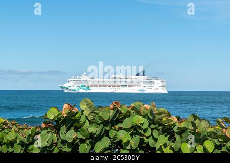 San Juan, Porto Rico / Etats-Unis juin 30 2017: Un bateau de croisière norvégien sort du port de San Juan, Porto Rico. Banque D'Images