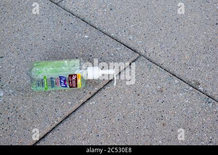 Washington, D.C., USA - juin 25 2020 : une bouteille de désinfectant pour les mains Purell a été laissée sur le terrain dans le centre-ville de Washington en raison d'une pandémie de coronavirus. Banque D'Images