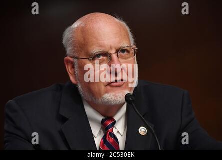 Le Dr Robert Redfield, directeur des centres de contrôle et de prévention des maladies, témoigne devant le Comité sénatorial américain de la santé, de l'éducation, du travail et des pensions (HELP), lors d'une audience sur Capitol Hill à Washington DC, le mardi 30 juin 2020. Les responsables de la santé publique ont informé le Sénat de la façon de retourner en toute sécurité à l'école et au travail pendant la pandémie COVID-19. Crédit: Kevin Dietsch/Pool via CNP/MediaPunch Banque D'Images